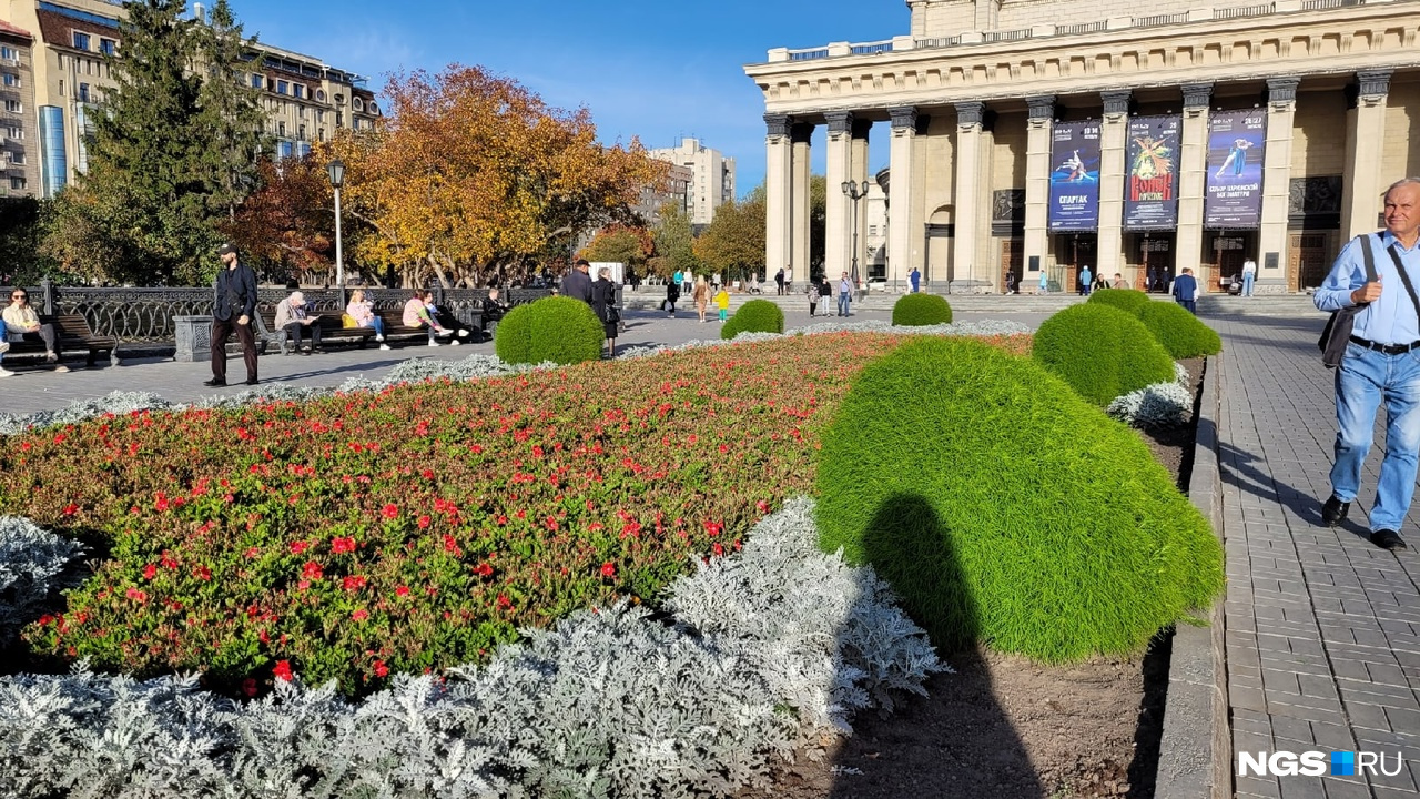 В солнечные дни в парках много гуляющих и отдыхающих В солнечные дни в парках много гуляющих и отдыхающих