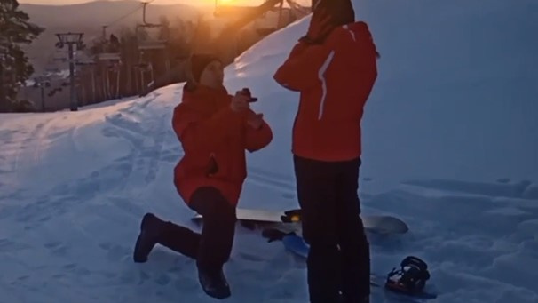 В Сети завирусилось видео с предложением руки и сердца на вершине горы в Челябинской области