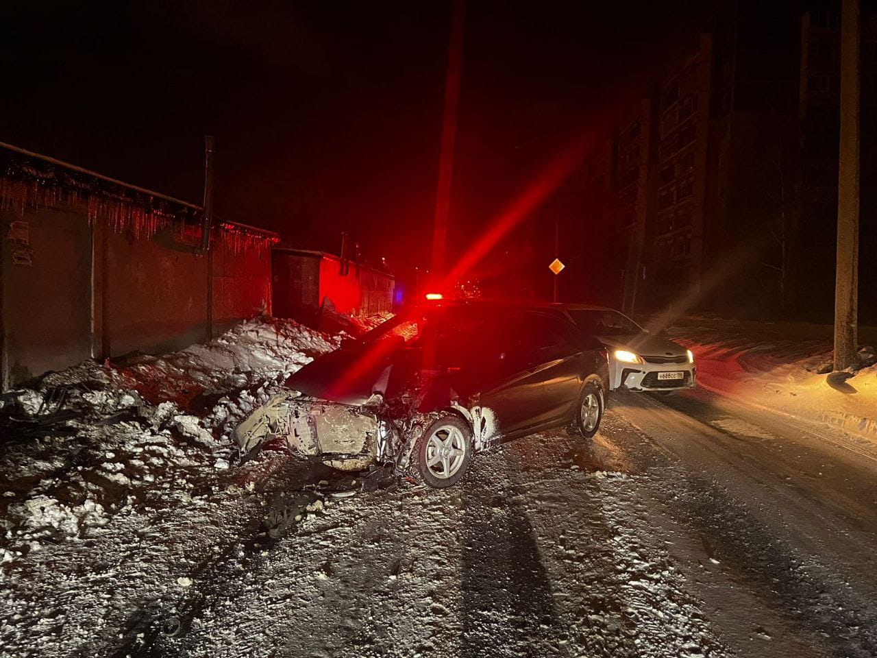 В Екатеринбурге молодой водитель отвлекся от дороги и влетел в гараж. Его госпитализировали