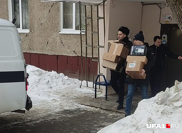 Эксперты забрали сначала мальчиков, тело их отца вывезли с места происшествия только несколько часов спустя