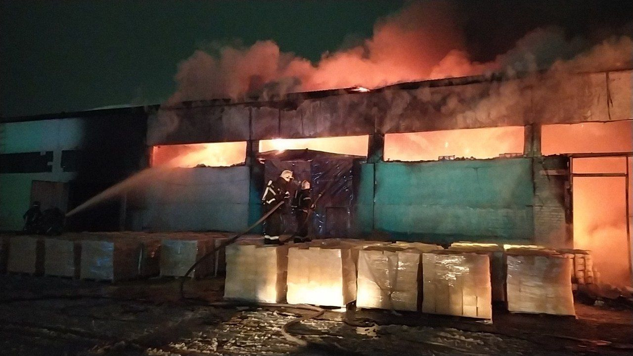 Огонь тушили 48 огнеборцев Огонь тушили 48 огнеборцев