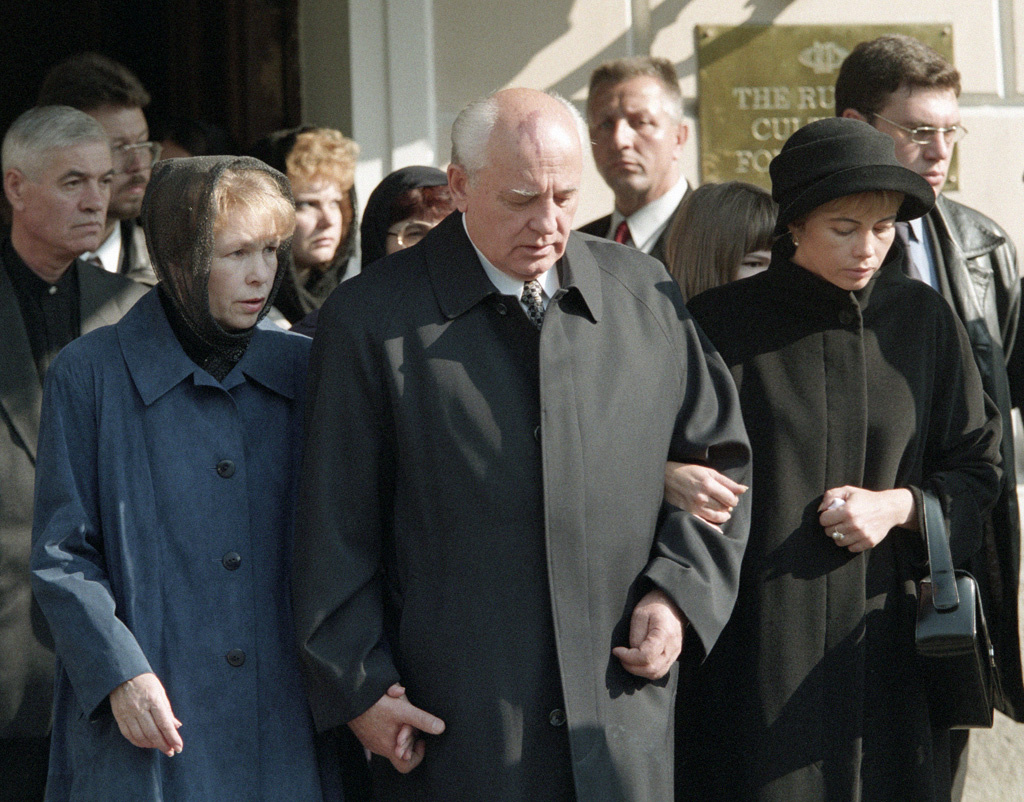 Михаил Горбачев на похоронах Раисы Максимовны