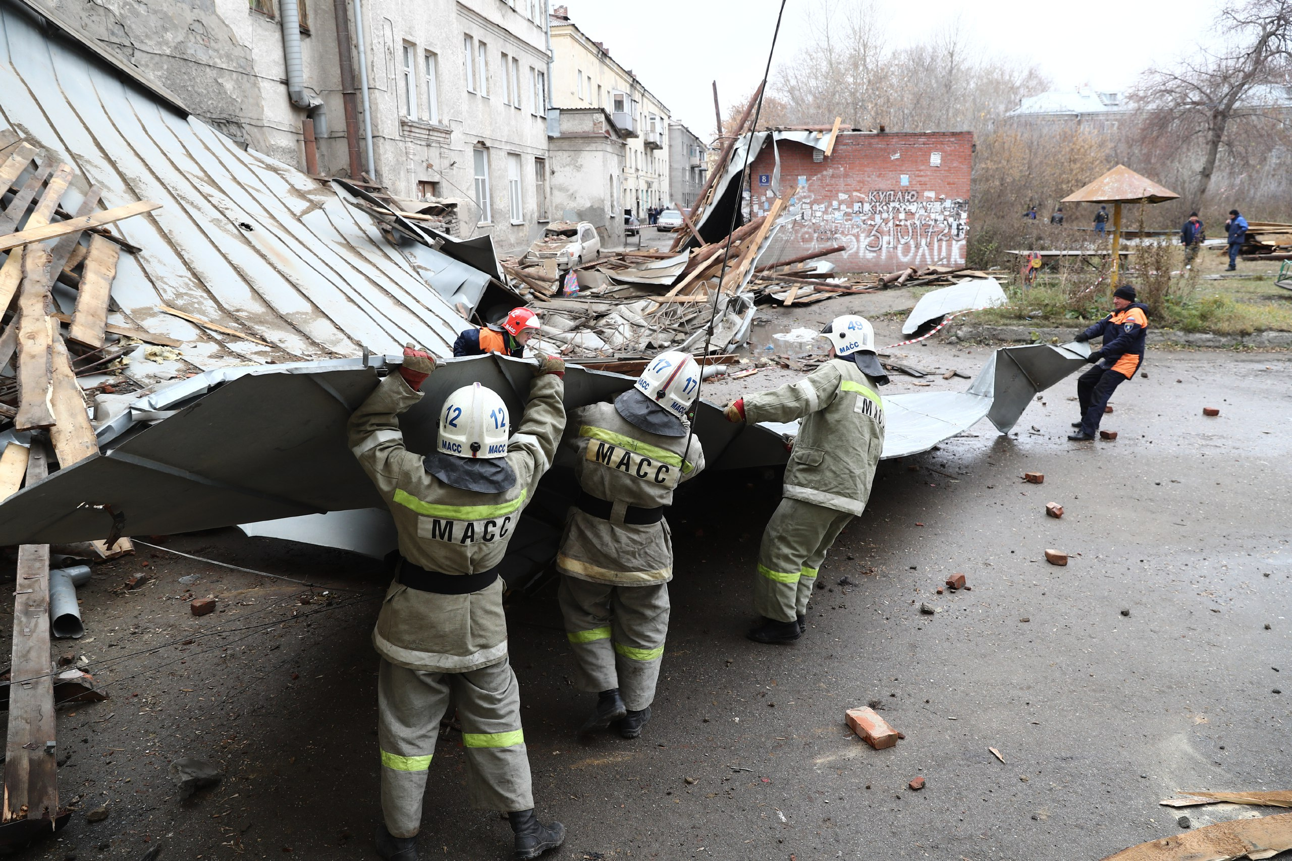 Новости статьи. Взрыв здания. Обвал крыши в школе. Новосибирск обрушилась крыша.