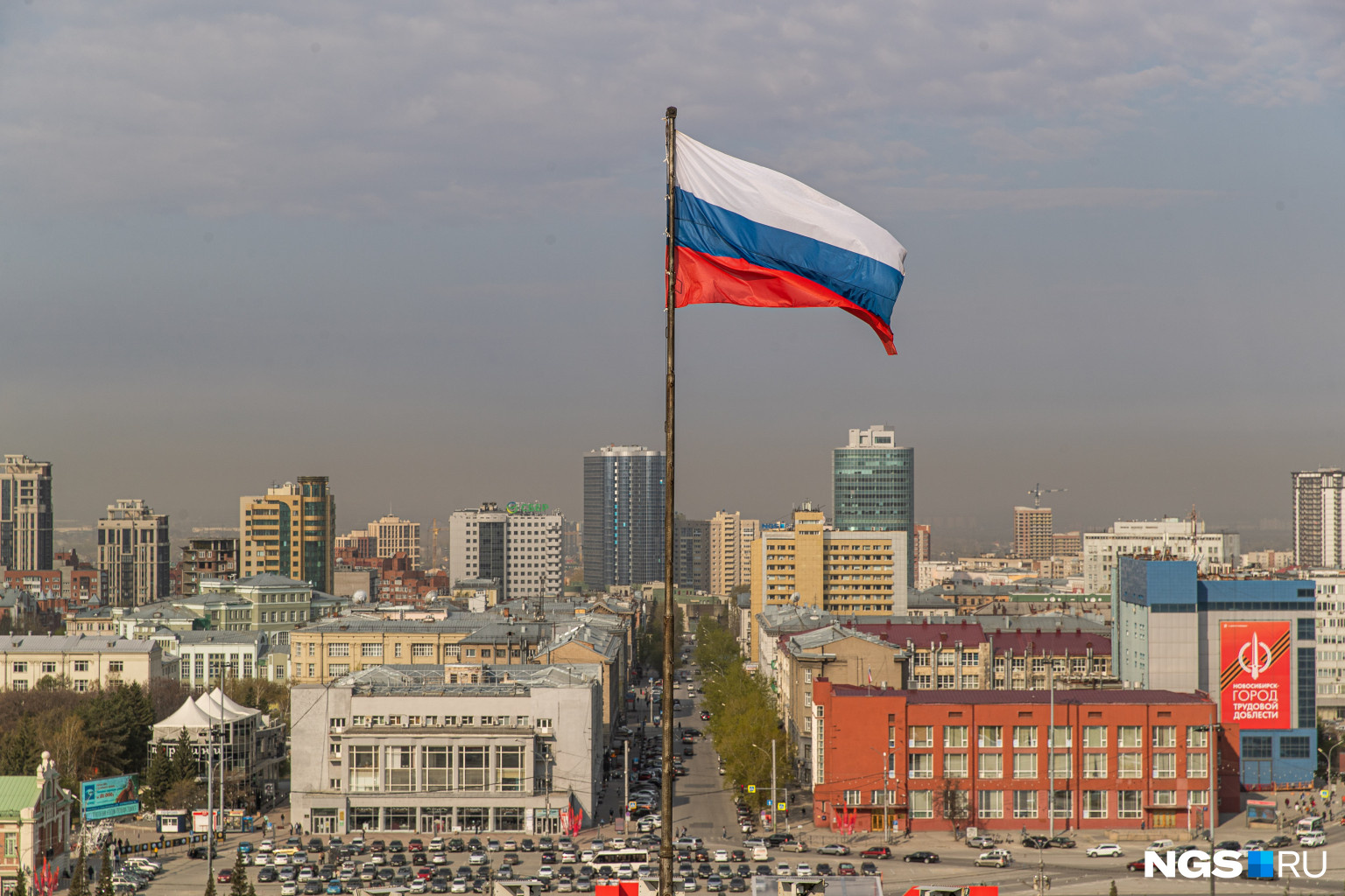 Знамя помещается на место флага России