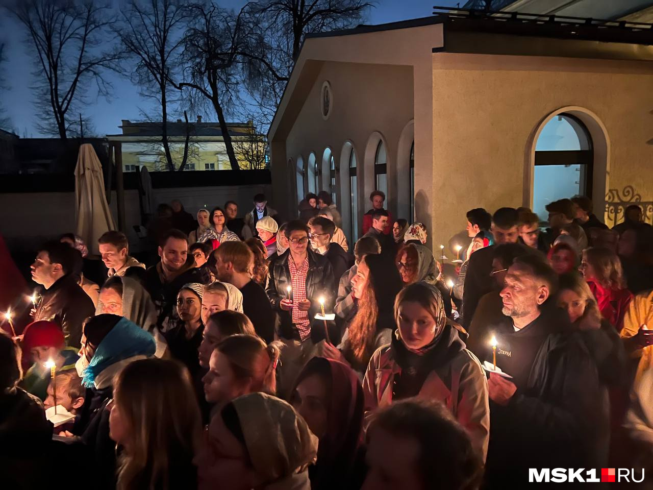 Пасха в 2024 в краснодарском крае. Люди Церковь праздник Москва. Церковь люди бок. Канищев Харьков фотограф люди в храме.