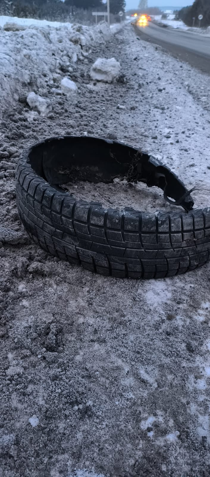 «Ищем Золушку». Под Екатеринбургом водитель протаранил две машины и скрылся, но по дороге потерял шину