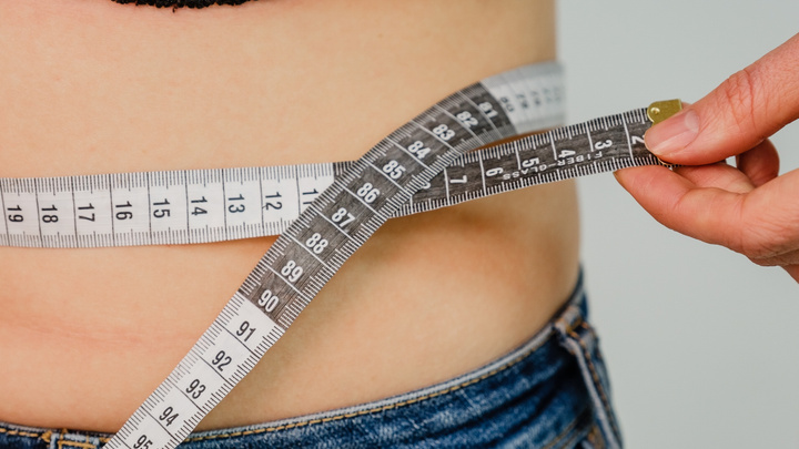 Гормональный животик: 3 причины, почему у женщин копится жир на боках и талии