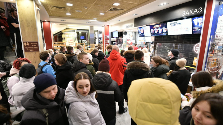 Пятнадцать человек на последний бургер. Как Екатеринбург прощался с McDonald's