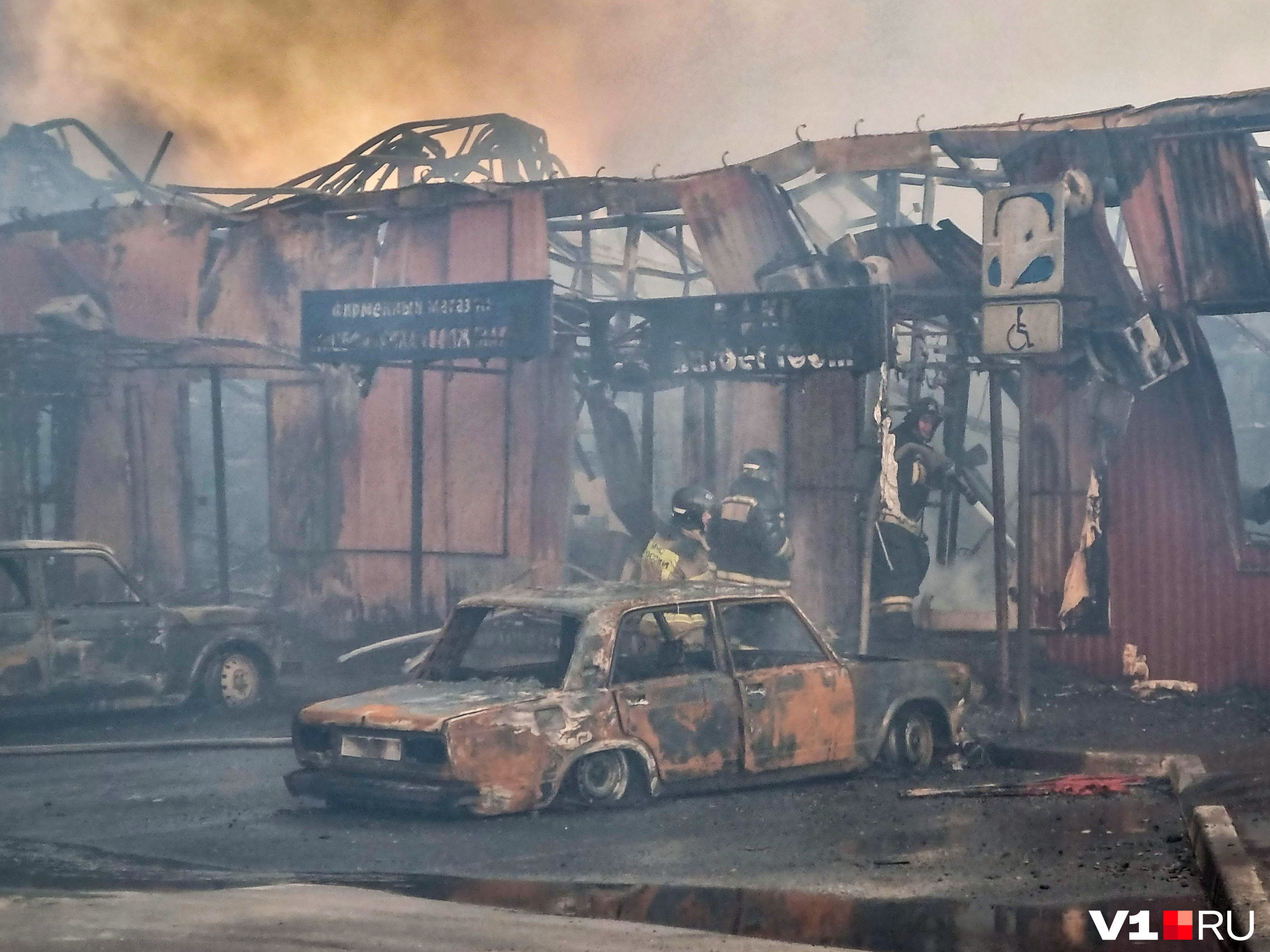 Разрушенная машина. Сгорел рынок в Волжском.