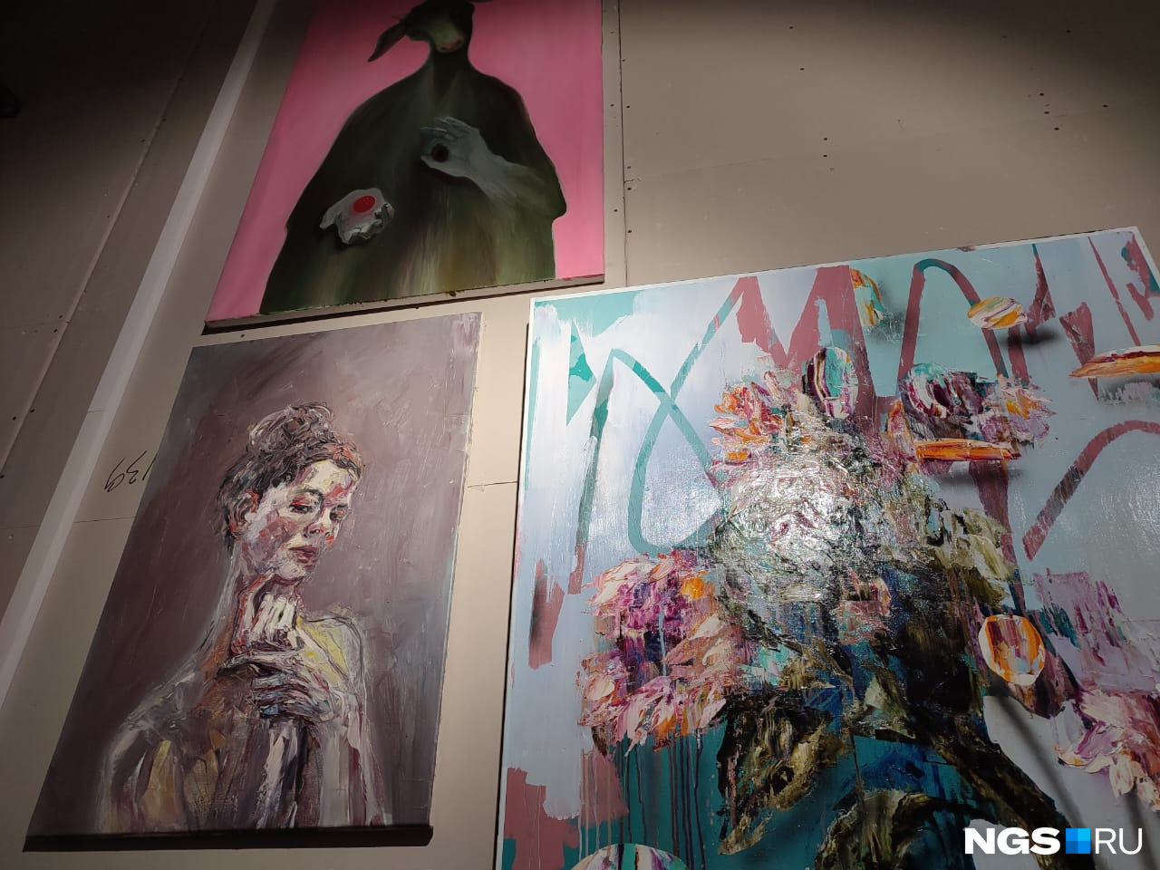 Картина с цветами (справа) новосибирского художника Виталия Простова оценивается от 150 тысяч рублей. Слева — две работы Моревой