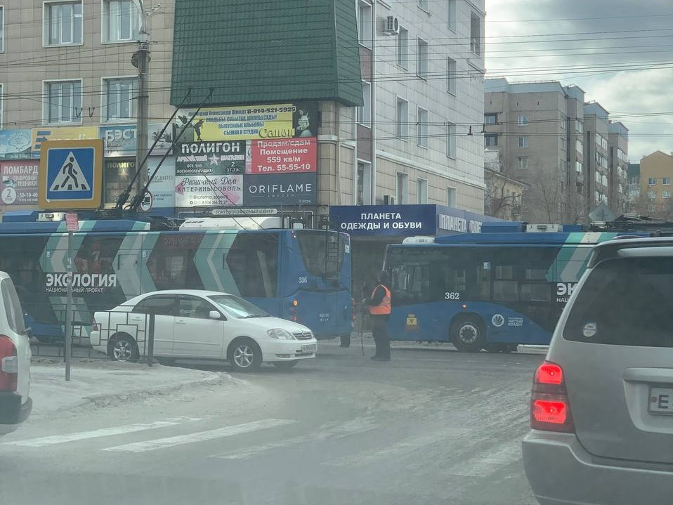 Троллейбус и иномарка столкнулись на улице Ленина в Чите