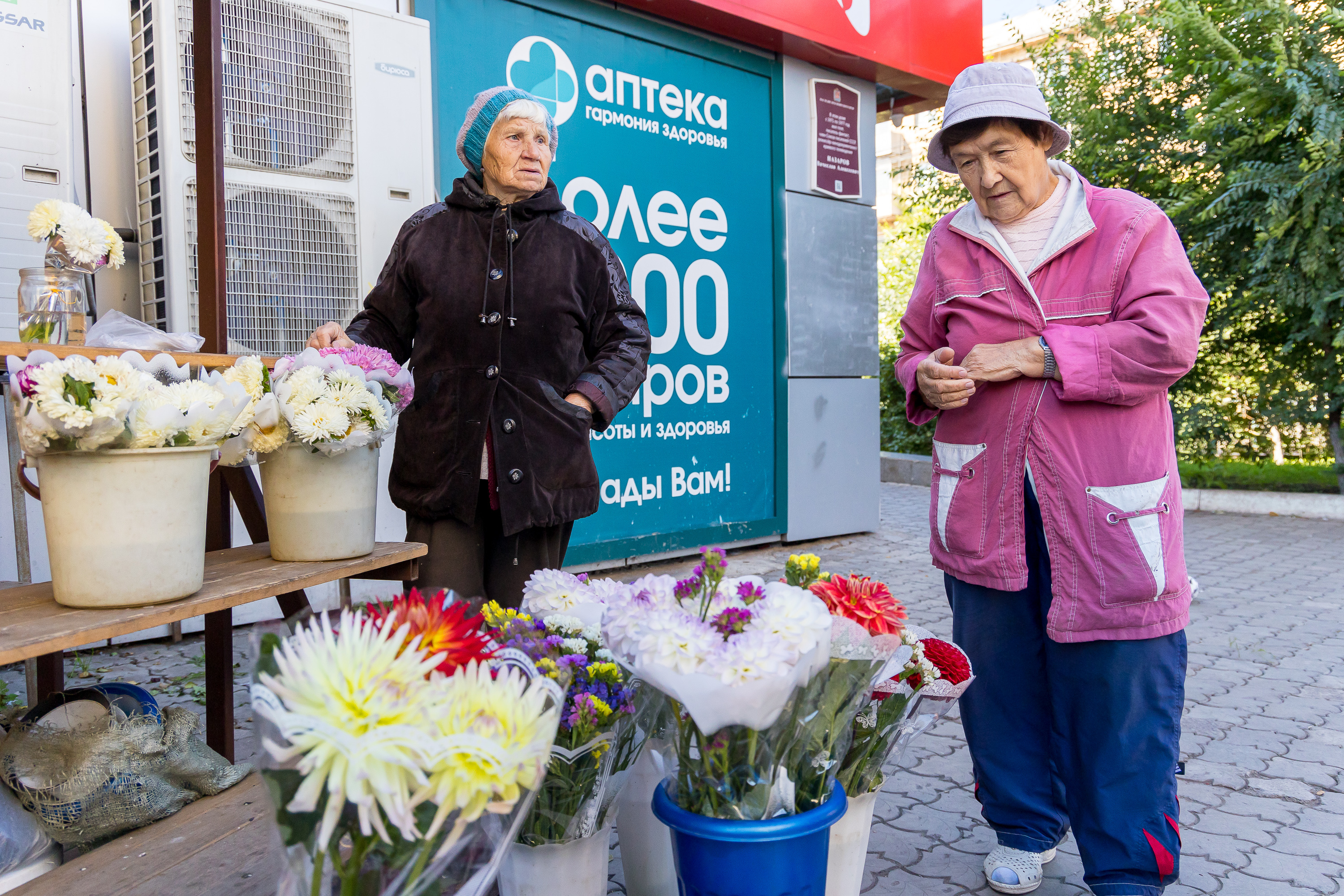 Раньше продавцов с букетами на этом месте было больше Раньше продавцов с букетами на этом месте было больше