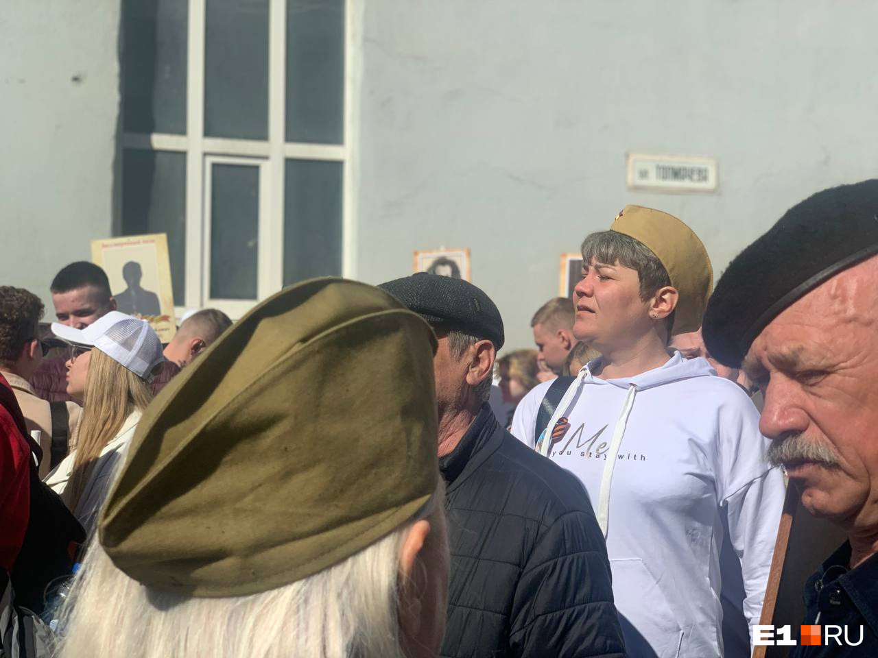 От солнца спасали пилотки От солнца спасали пилотки
