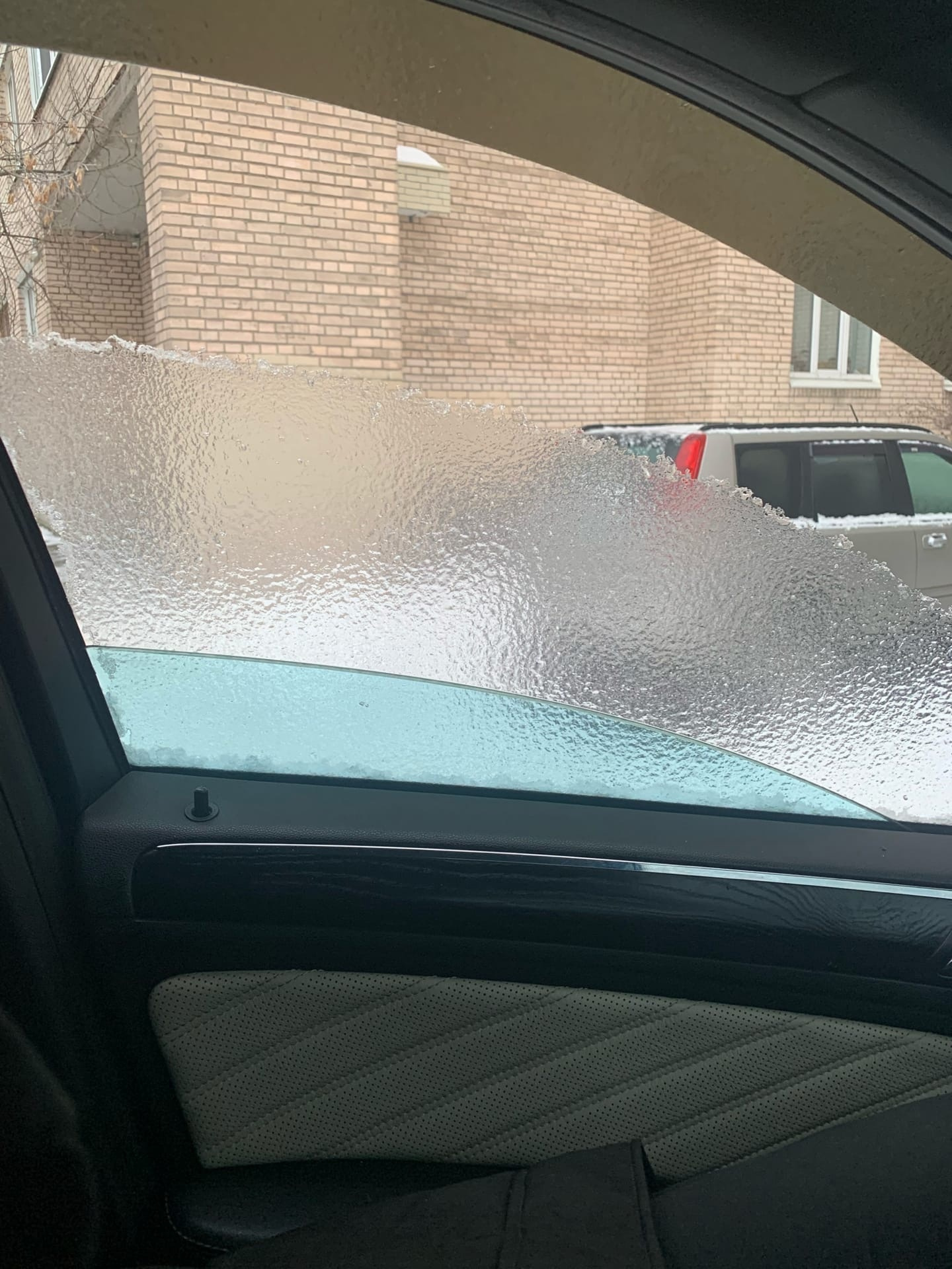 Пилка для ногтей или тёплый паркинг? Как водители в Петербурге встретили «адский лёд, что даже скребок не берёт»
