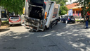 Улицу Ленина перекрыли: посреди дороги в асфальт провалился мусоровоз