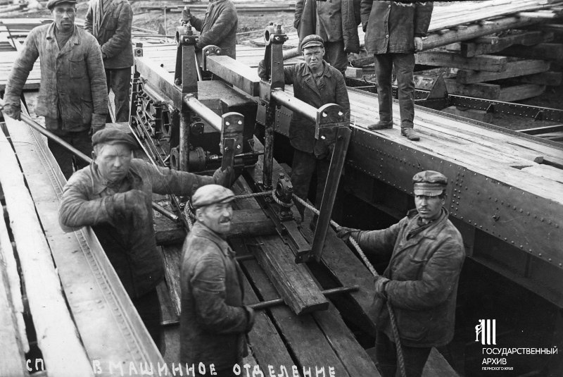Такелажная бригада спускает паровую машину в корпус парохода, 1930-е годы