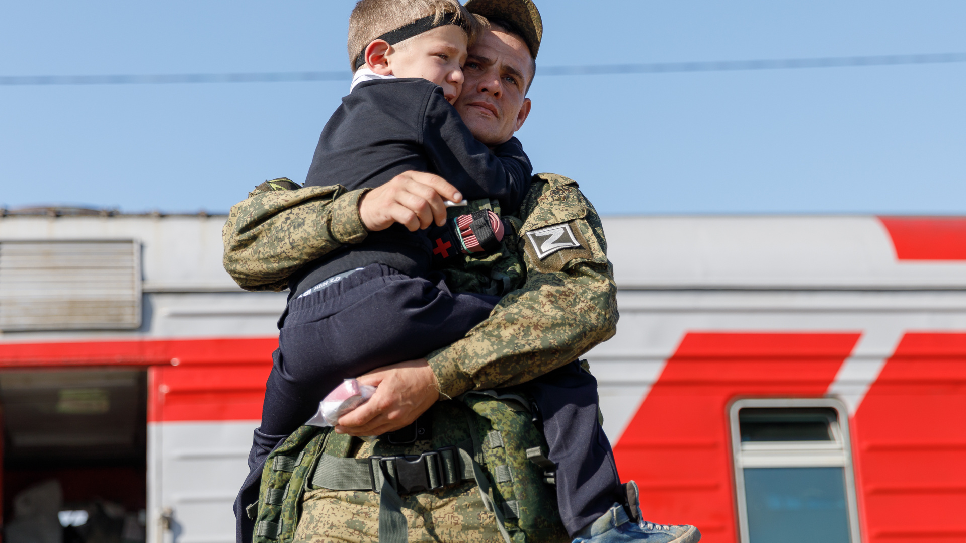 Хотите сидеть дома? Рожайте четвертого: депутаты Госдумы поддержали мобилизацию отцов с тремя детьми