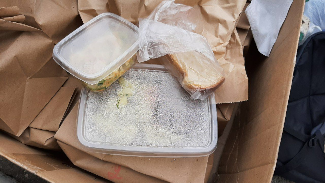 Для голодающих бастующих жильцов заказали пюре с котлетой, салаты и хлеб
