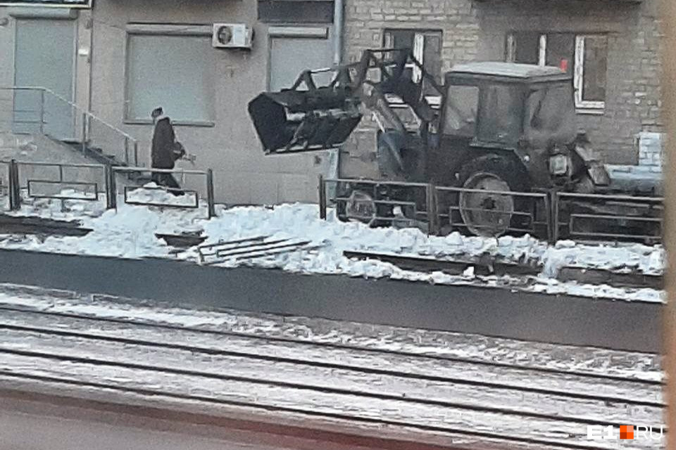Просто магия. В Екатеринбурге трактор развалил забор, даже не прикоснувшись к нему