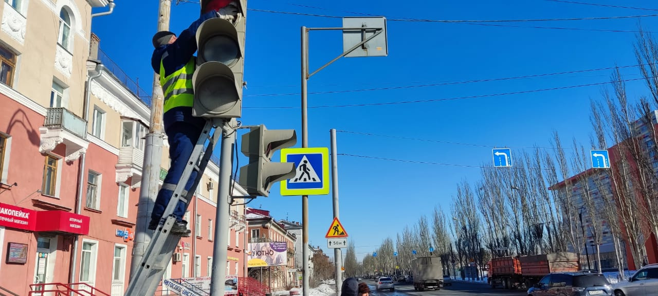 Светофор омск. Светофор на перекрестке Омск. Аварийно опасный перекресток. Светофор, Омск, проспект мира.