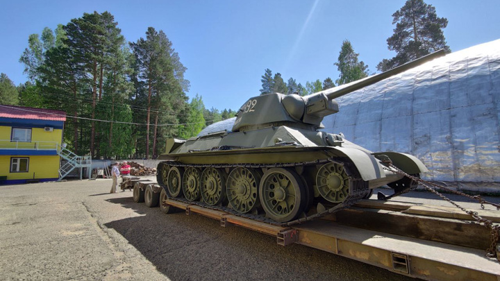Танк Т-34, на покупку которого объявлялся сбор денег в Саянске, привезли в город