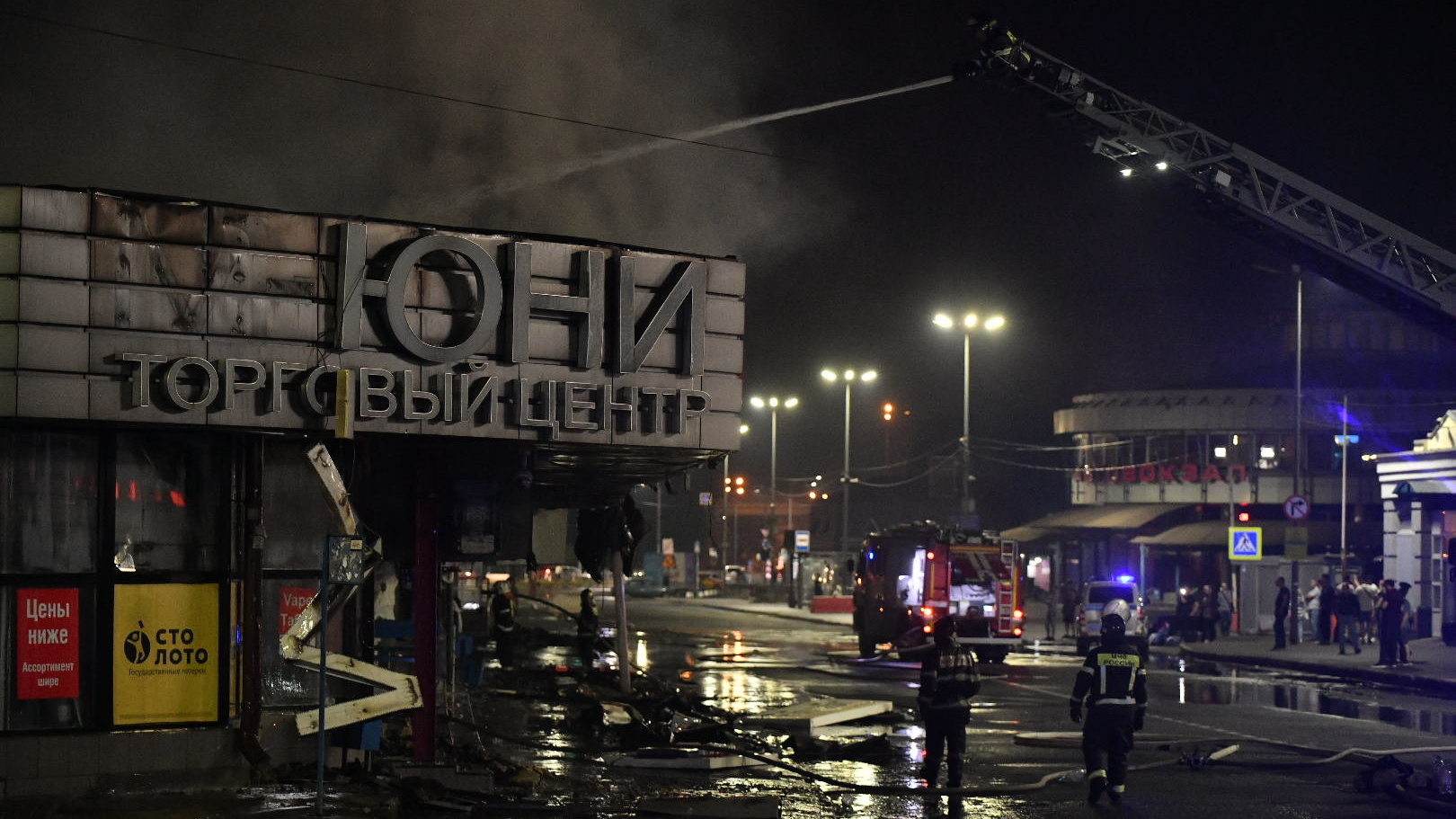 Бизнесмены спасают товары из горящего здания. Онлайн-репортаж с пожара в ТЦ в Мытищах