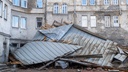 «Тут надо еще смотреть, у кого крыша поехала»: как жильцы общежития на Станционной и их соседи переживают последствия урагана