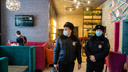 Полиция с рейдом по QR-кодам нагрянула в кафе Новосибирска на обеде: фоторепортаж