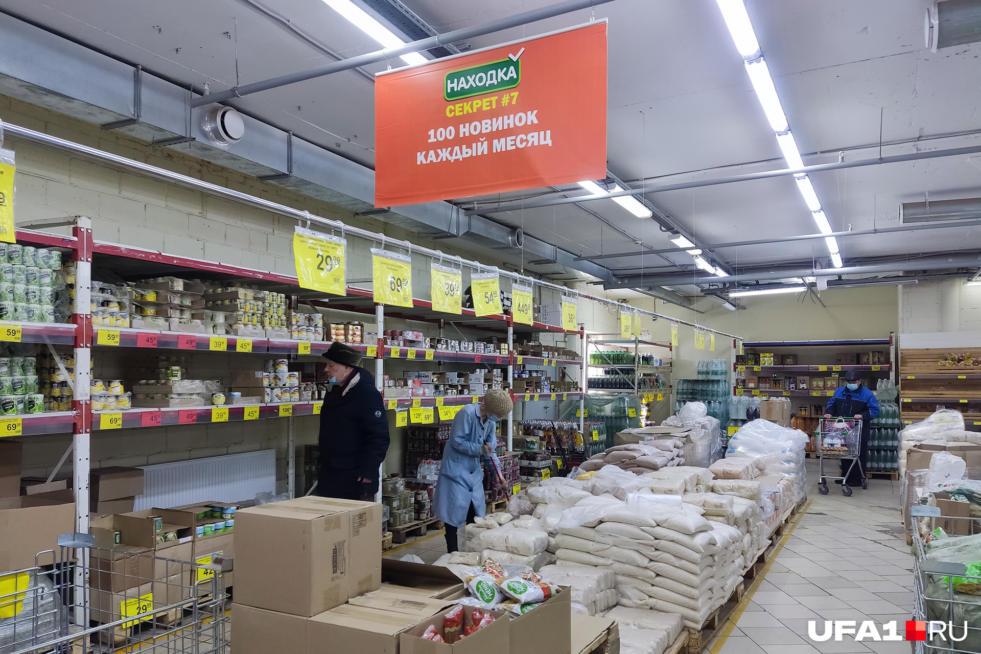 За чистотой помещения следит уборщица За чистотой помещения следит уборщица