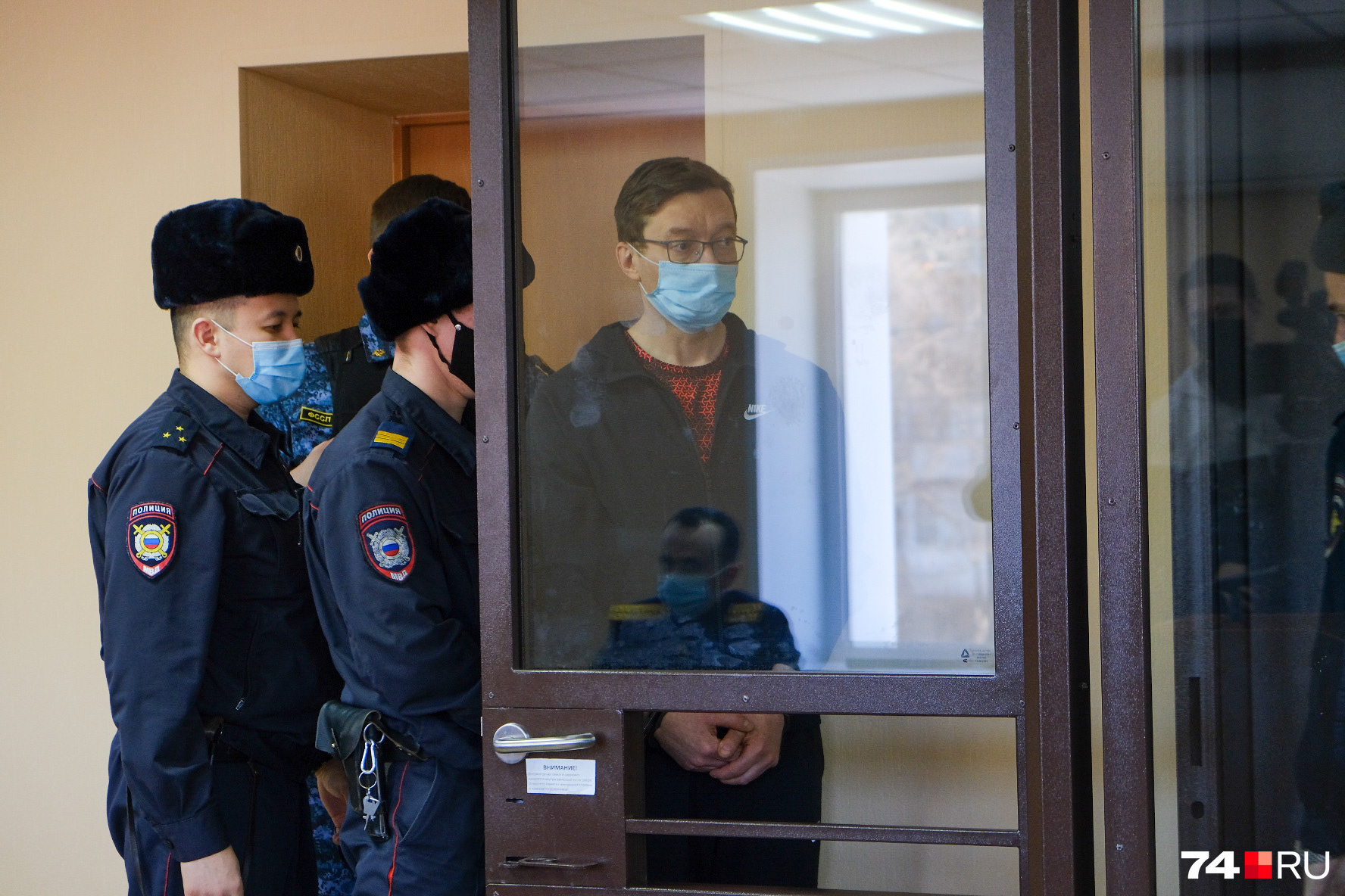 Доставленный на заседание под конвоем обвиняемый был в черном спортивном костюме Доставленный на заседание под конвоем обвиняемый был в черном спортивном костюме