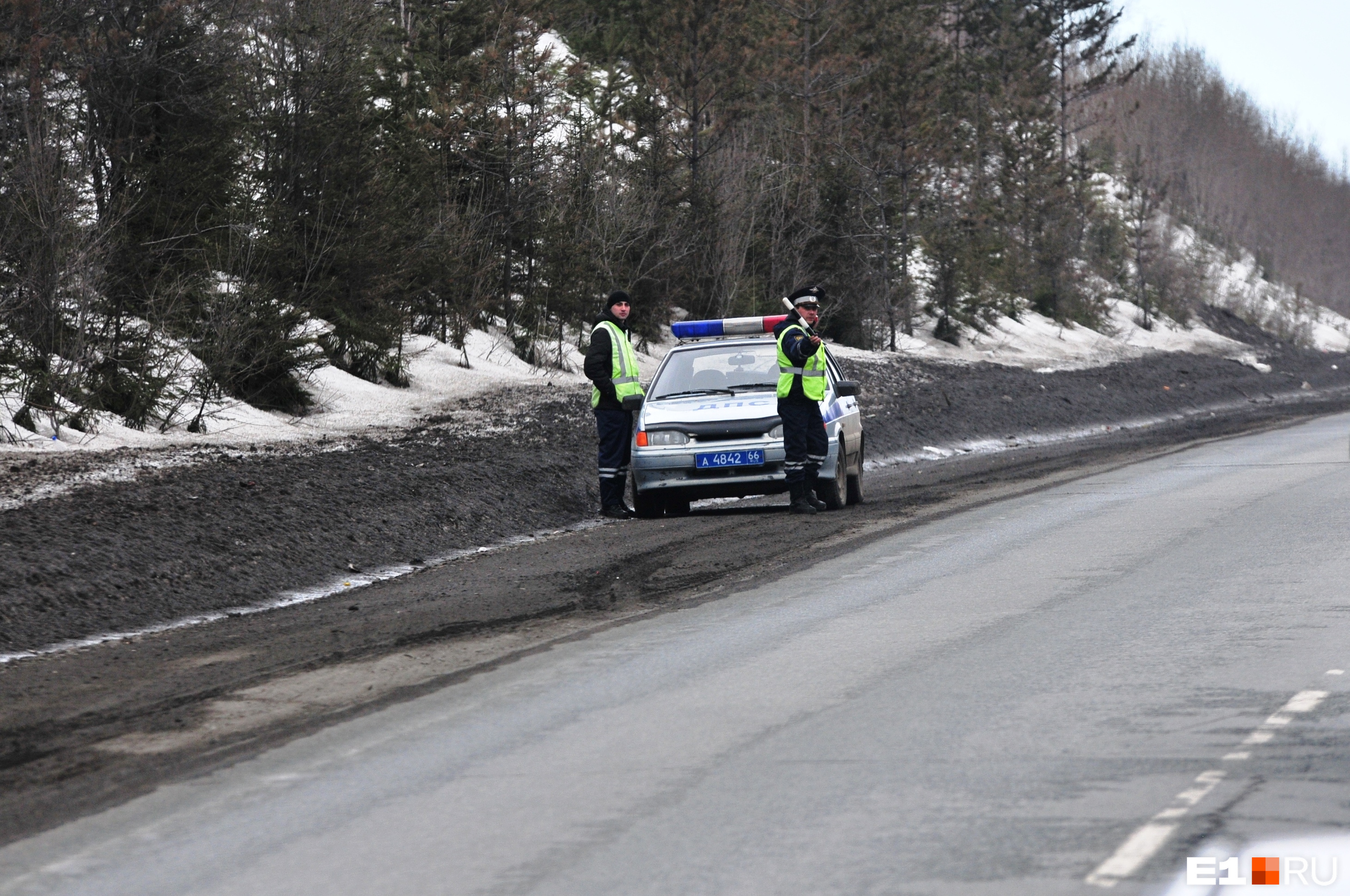 Полицейские в Забайкалье спасли водителя, замерзавшего на трассе после ДТП