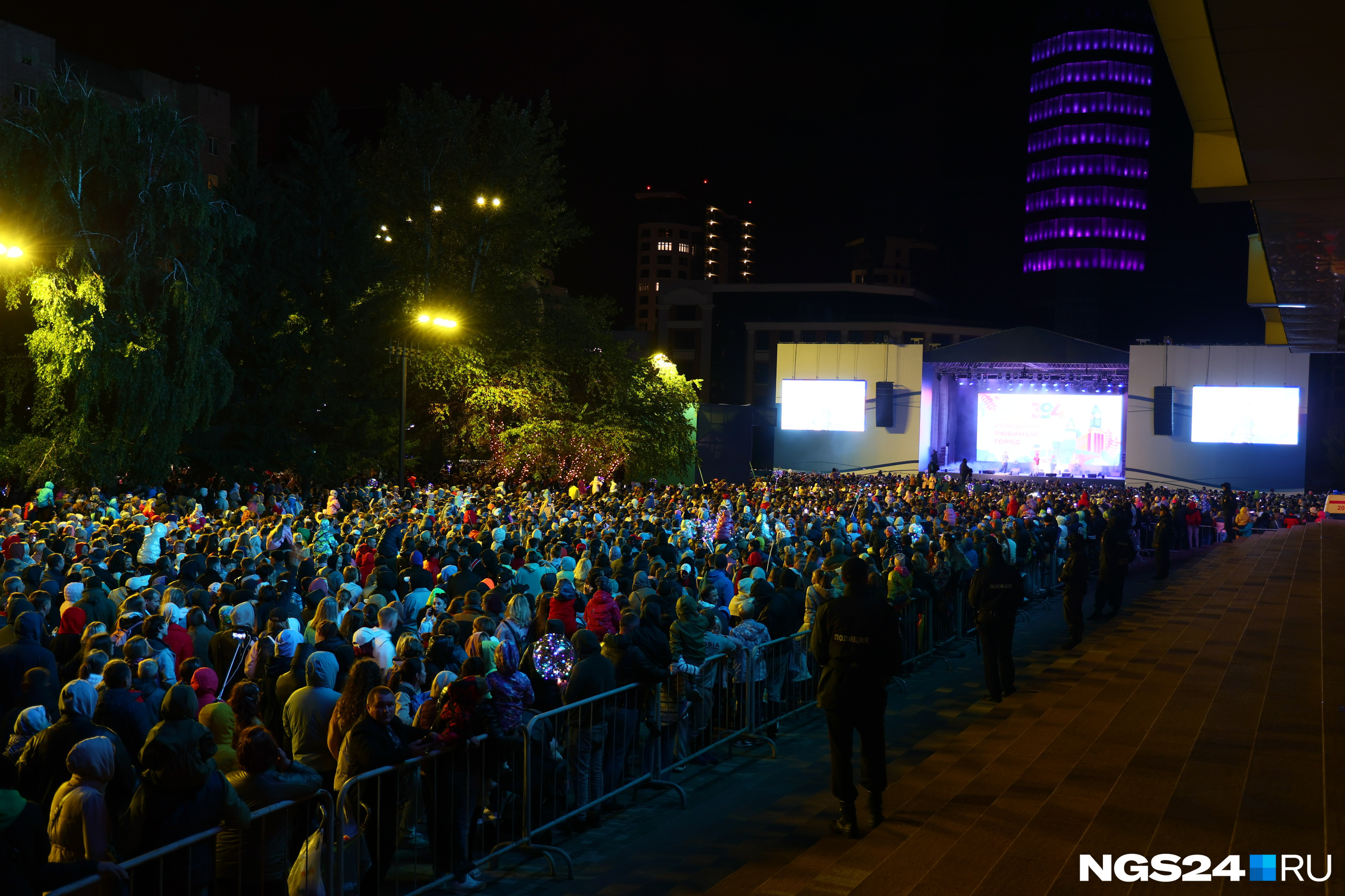 На концерт хедлайнеров собралось несколько тысяч человек