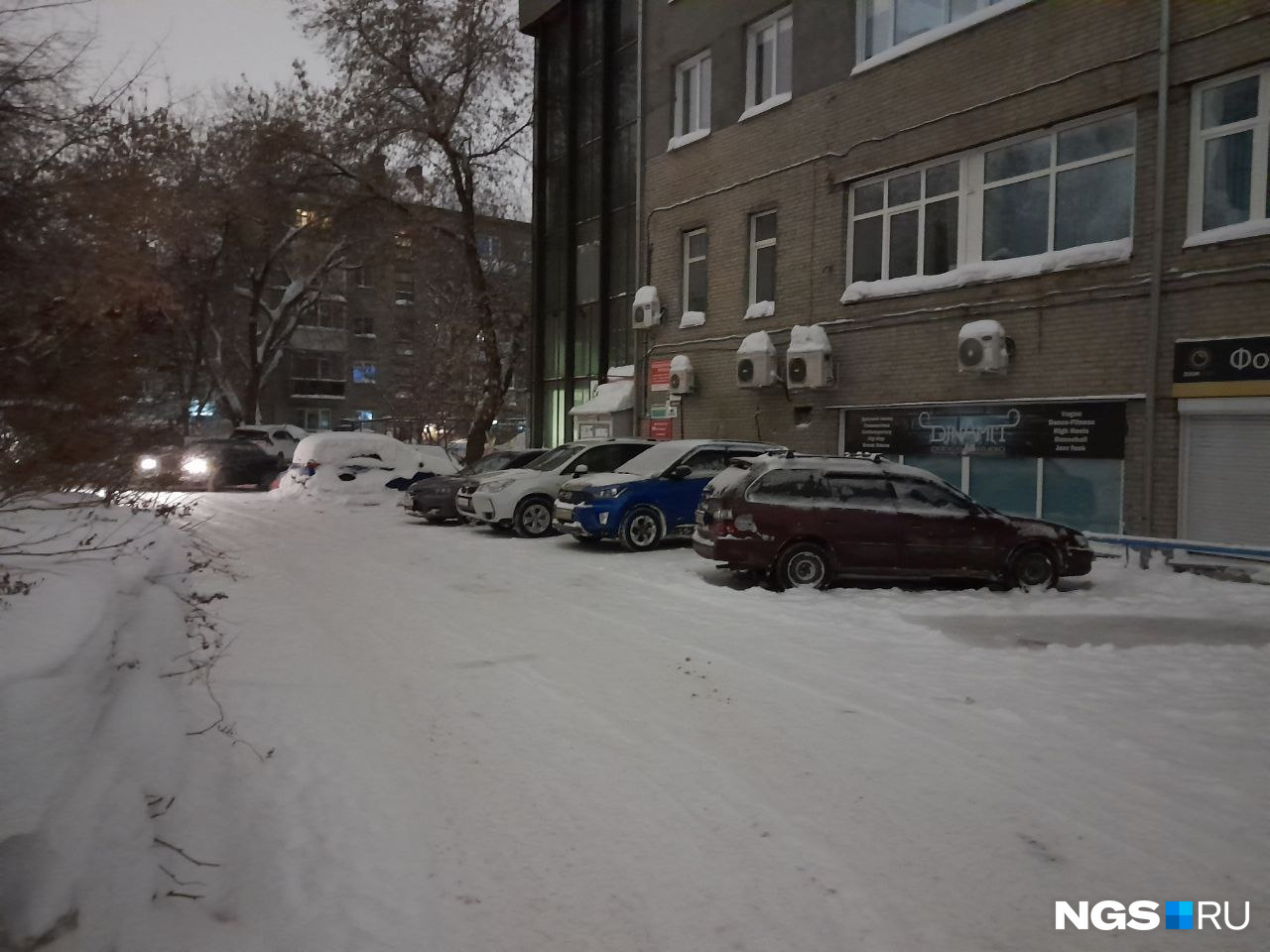 Некоторые автовладельцы долго не чистили свои машины от снега