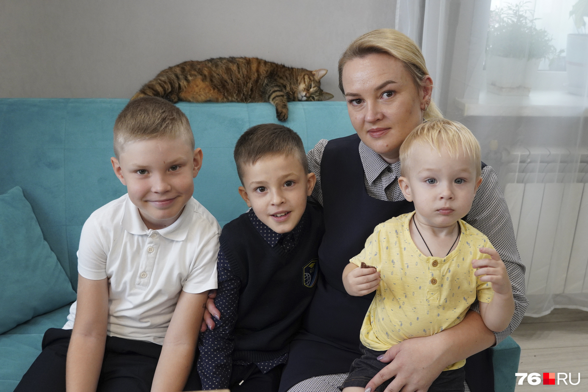 Слева направо: <nobr class="_">9-летний</nobr> Богдан, <nobr class="_">8-летний</nobr> Егор и <nobr class="_">2-летний</nobr> Илья. А сзади — кошка Ириска