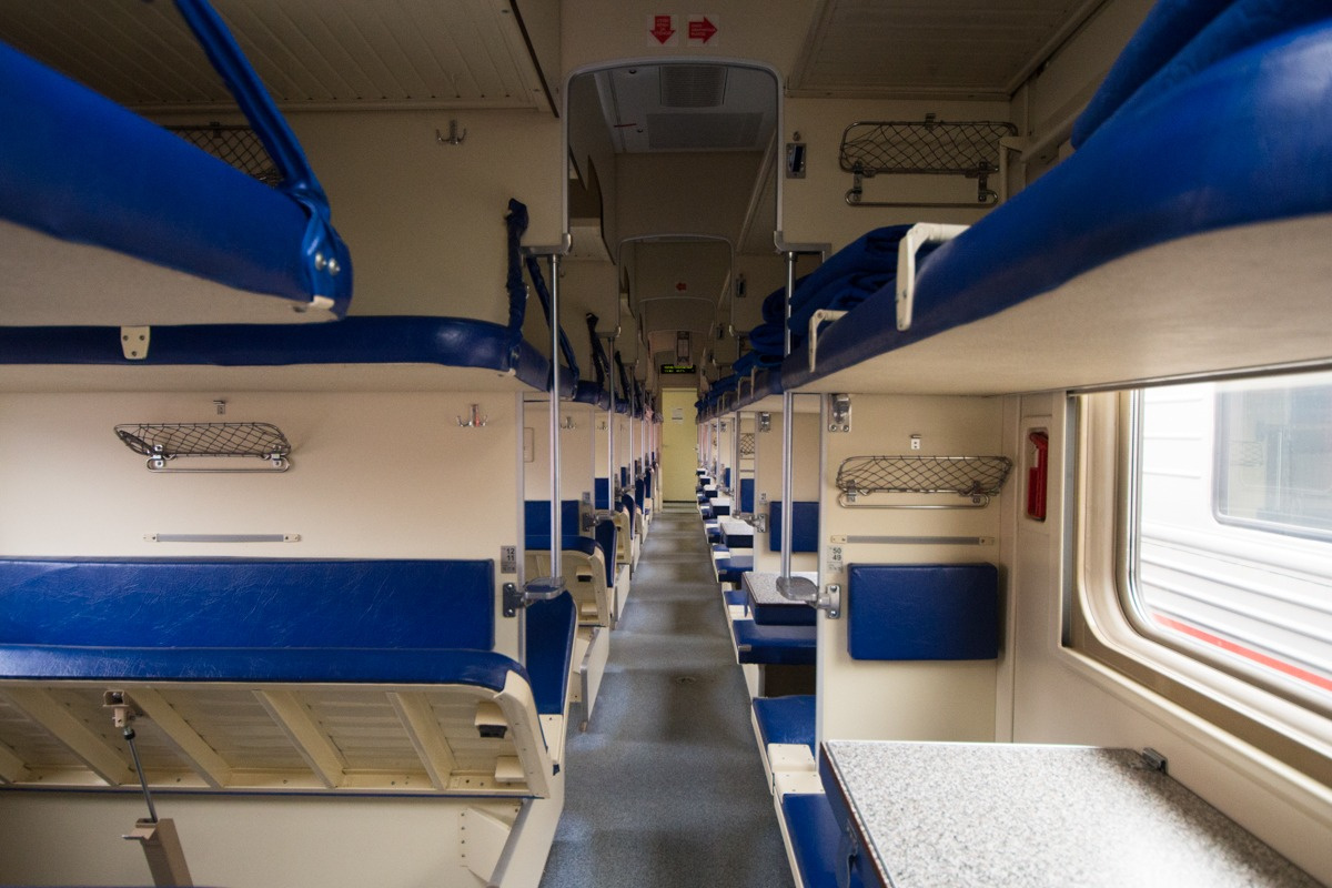Плацкарт до сочи. Плацкарт в поезде. Белорусские поезда внутри. Двухэтажный плацкарт. Двухэтажные вагоны в Крым.