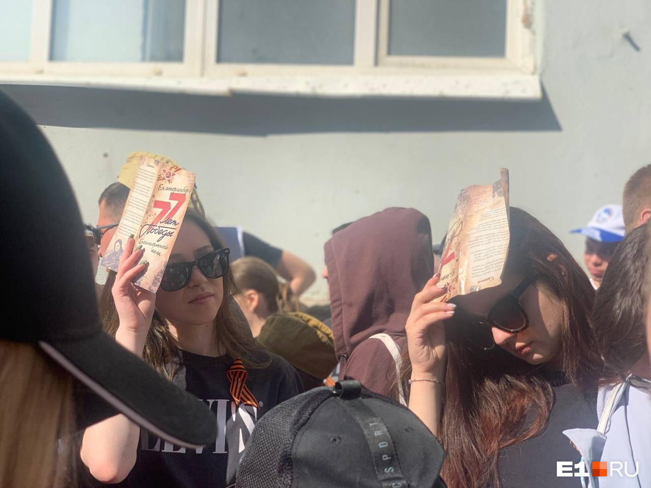 Те, у кого не было головных уборов, прикрывали голову песенниками Те, у кого не было головных уборов, прикрывали голову песенниками
