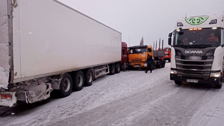 На трассе под Красноярском произошла массовая авария с грузовиками. Движение ограничено