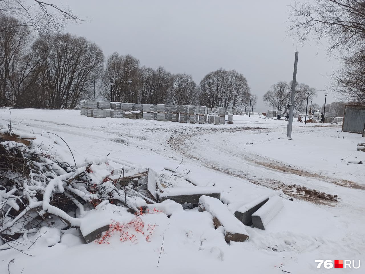 Невооруженным взглядом видно, что до сдачи объекта здесь еще далеко Невооруженным взглядом видно, что до сдачи объекта здесь еще далеко