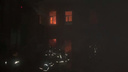 Как горел заброшенный дом в центре Ростова — в одном видео