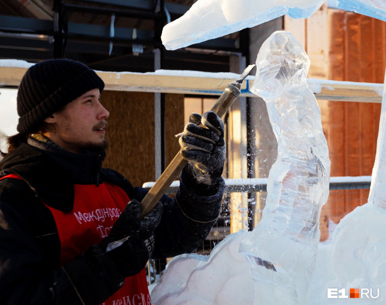 В Екатеринбурге площадь у храма украсили ледяными фигурами