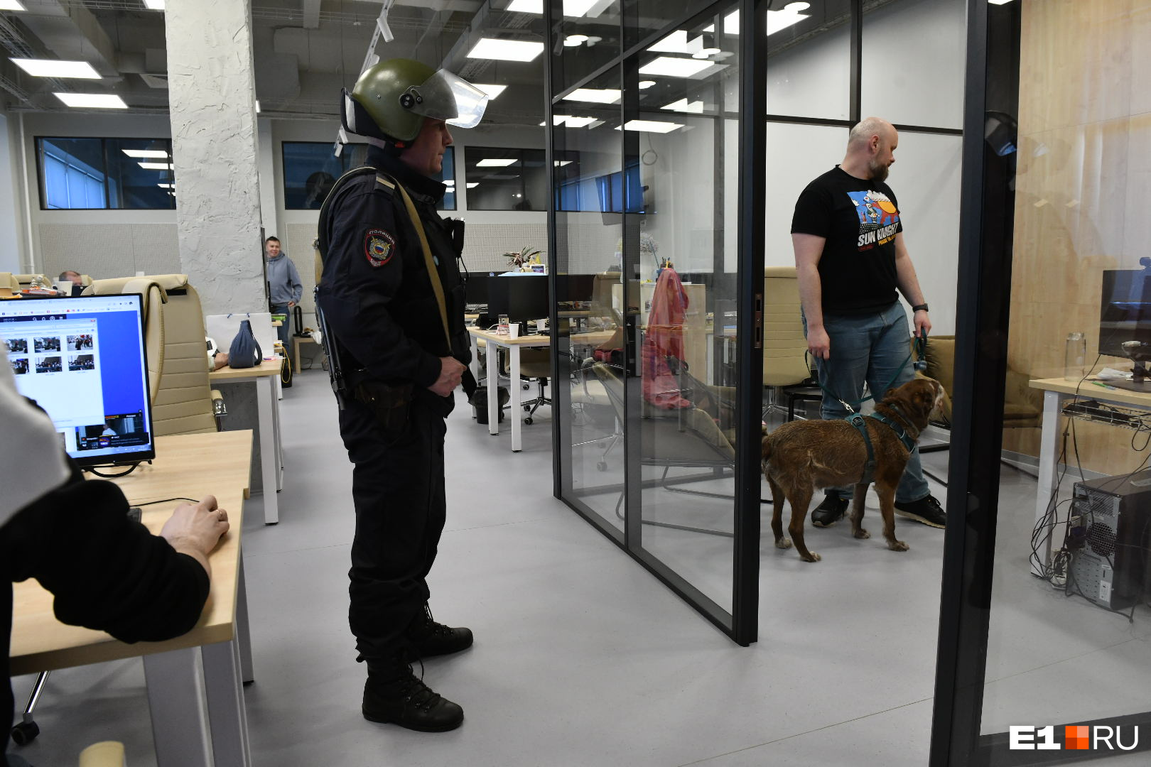 вам угрожают, что делать. приходить угрожать. безопасность на улице при нападении. сообщения от коллекторов с угрозами. человек на лестничной клетке.