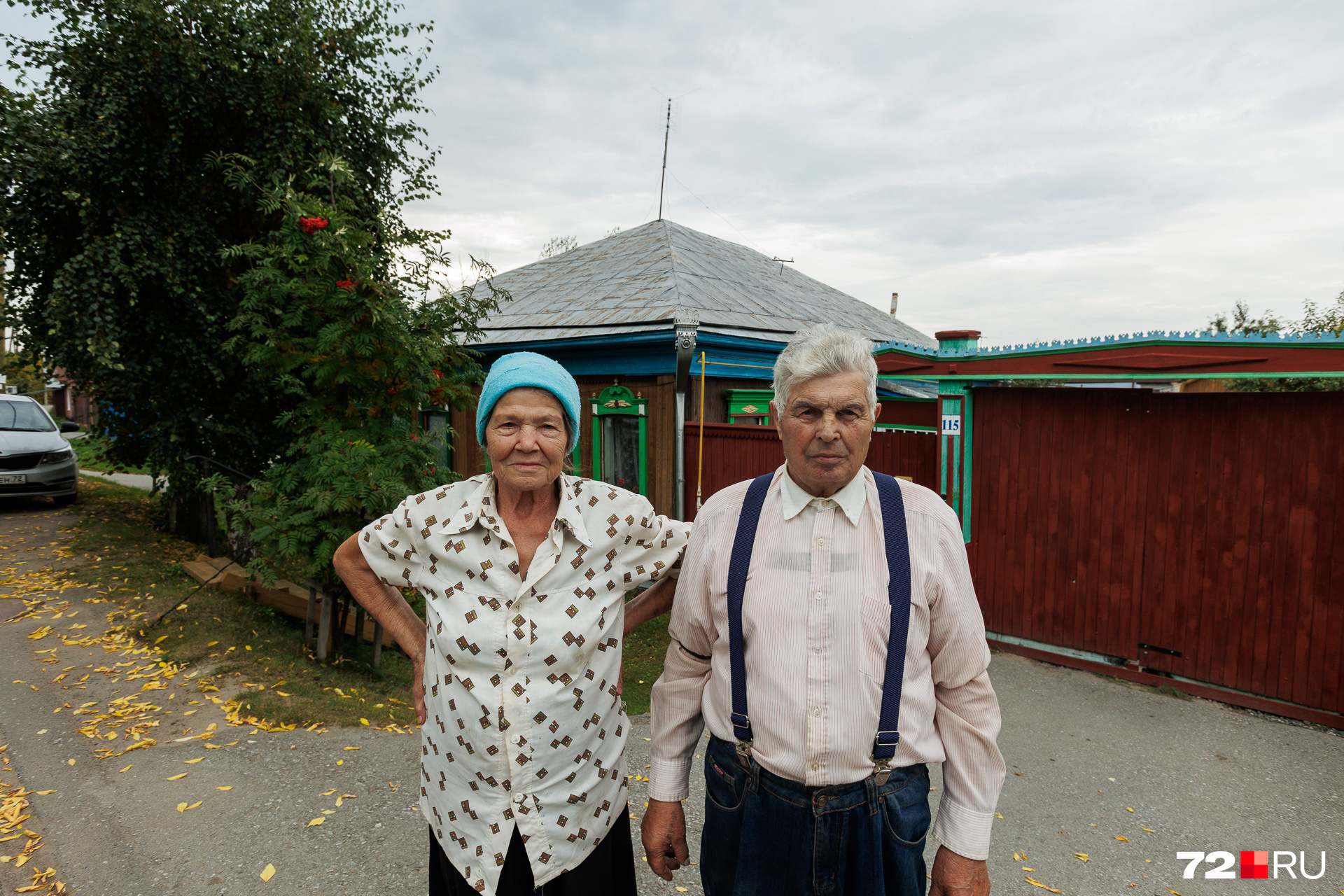 Зинаида и Григорий в браке больше 65 лет, из которых 50 живут в этом доме. Пенсионер всё сделал по дому сам, поддерживал его, ремонтировал, строил баню. Переезжать в квартиру категорически не хочет