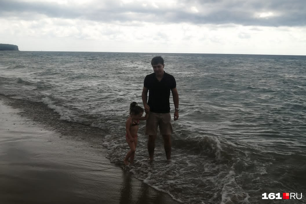Полина с отцом на море