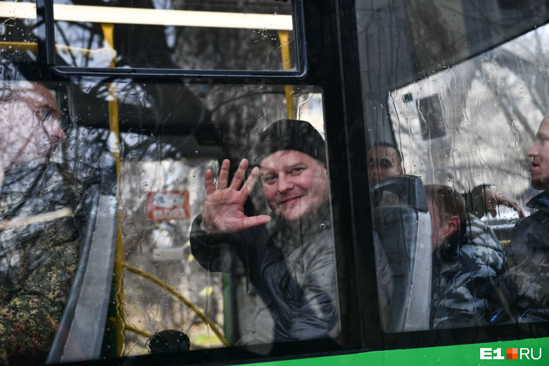 Мужчины держались изо всех сил и старались улыбаться Мужчины держались изо всех сил и старались улыбаться