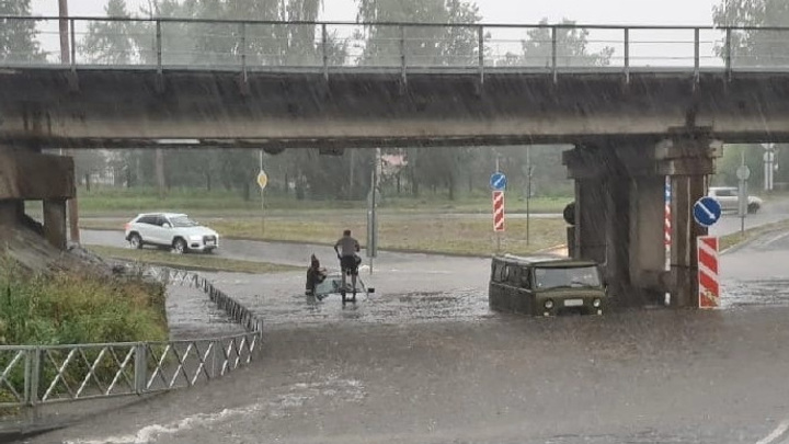 Машины уходят под воду: в Ярославской области из-за ливня затопило целый город