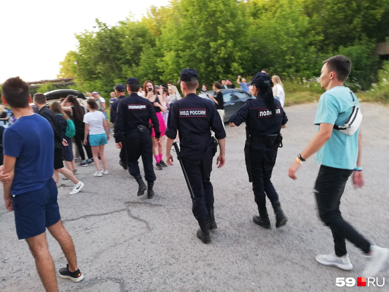 Полицейские ищут мужчину, который устроил перформанс с обнажением Полицейские ищут мужчину, который устроил перформанс с обнажением