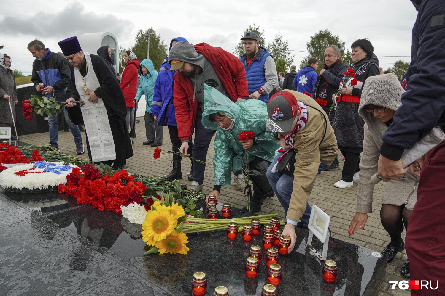 У мемориала зажигали свечи и оставляли цветы У мемориала зажигали свечи и оставляли цветы