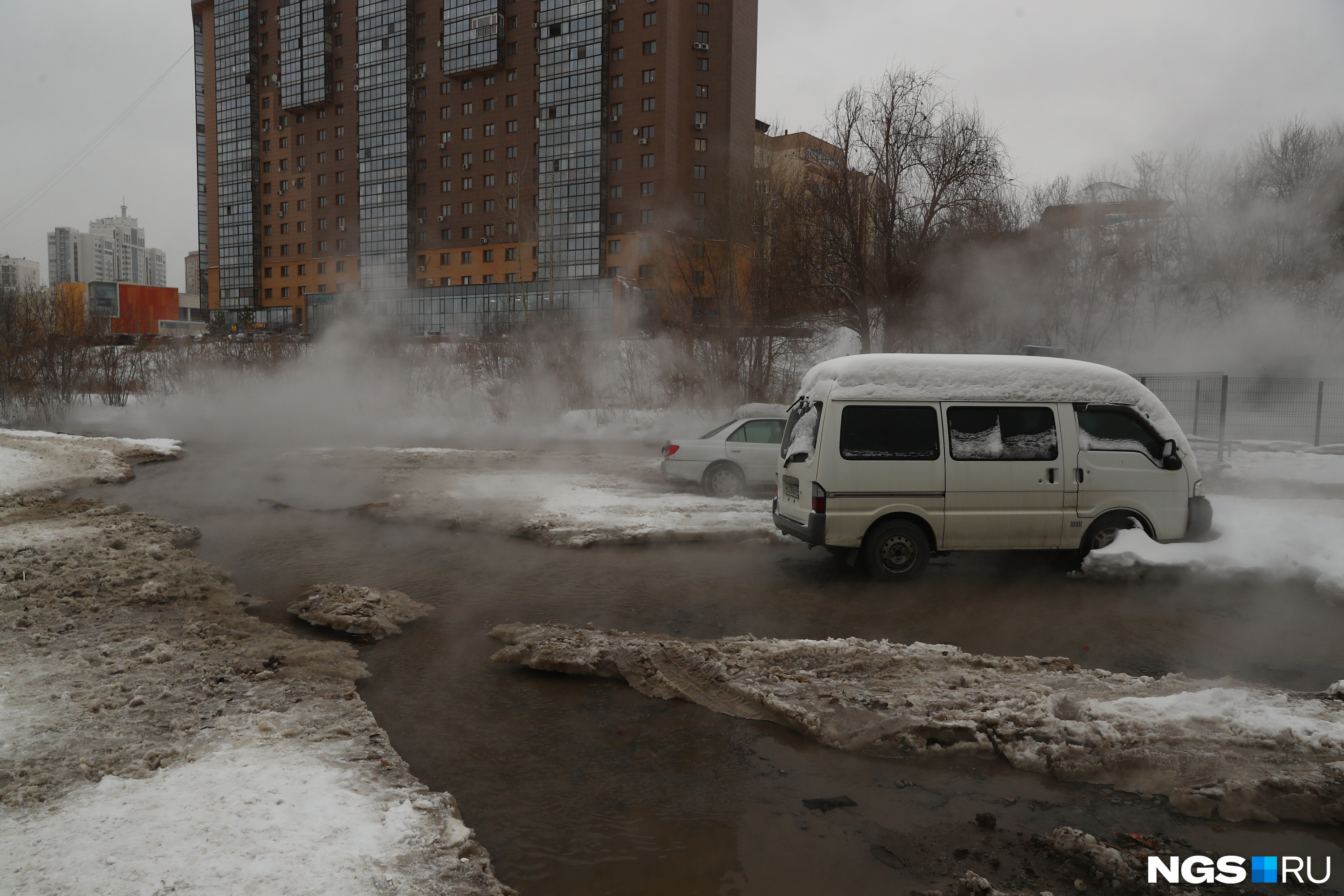 Улицу затопило водой