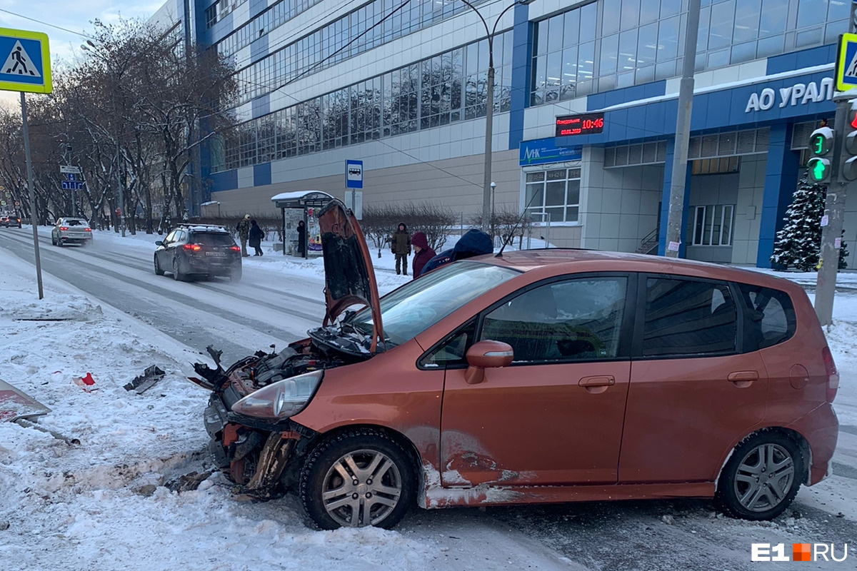 В Екатеринбурге на ровном месте опрокинулся автомобиль. Водитель попал в больницу