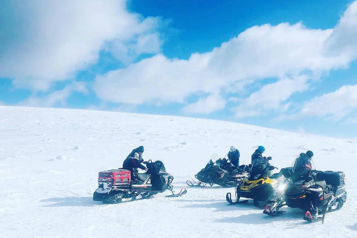 Во время зимних экспедиций туристы передвигаются на снегоходах
